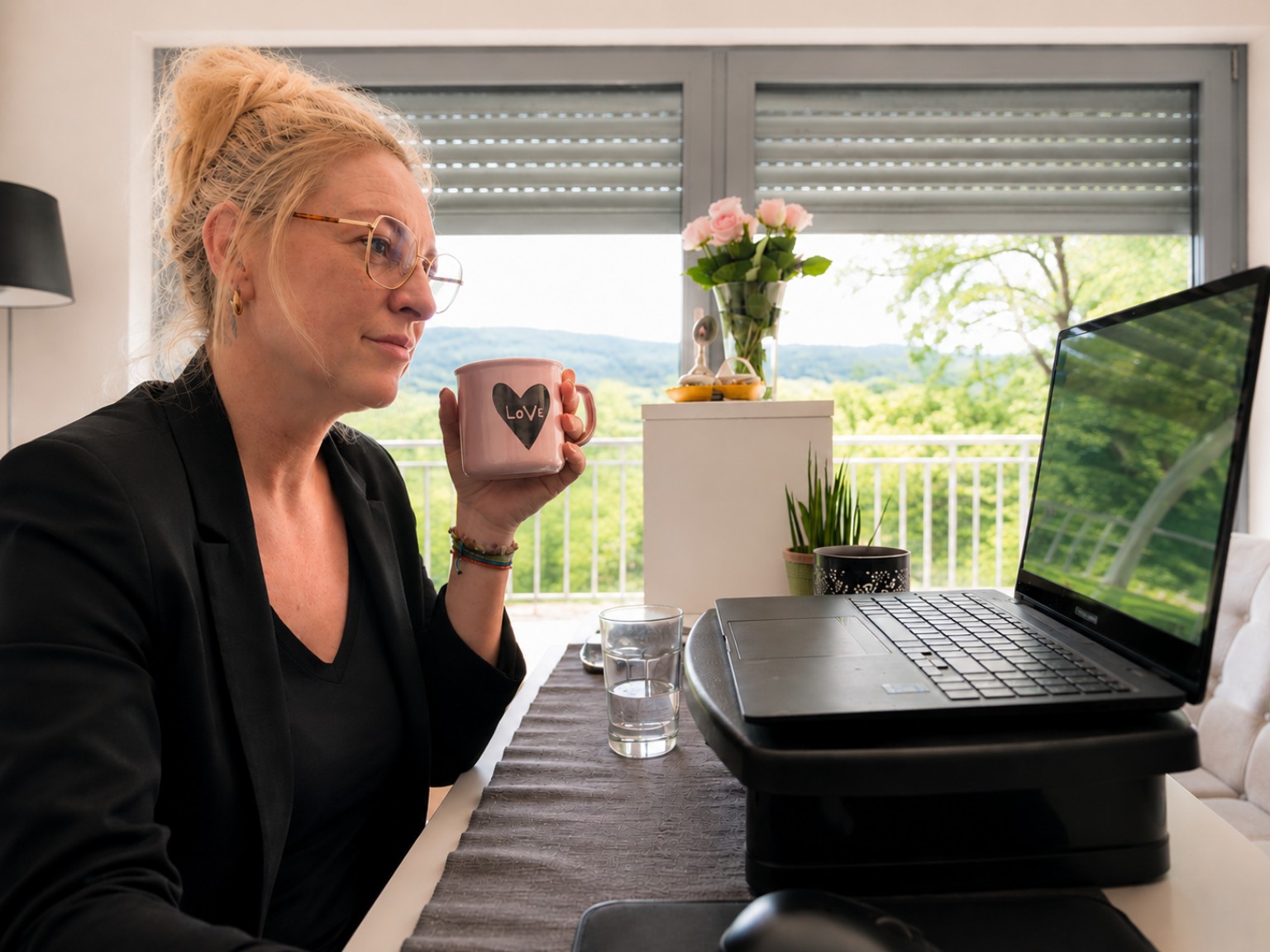 Nicole bei der Arbeit am Laptop in ihrem Büro